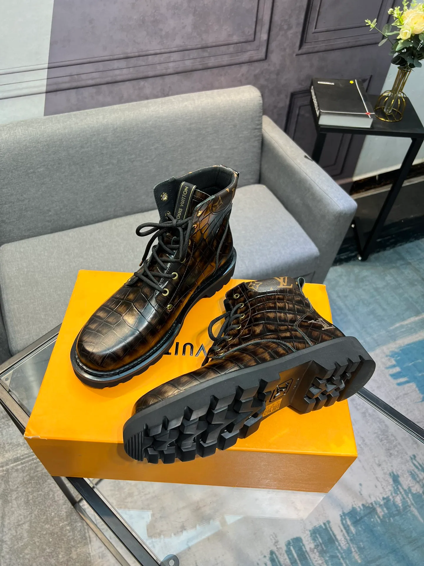 Men's shoes 💰900 L Home - the latest LV men's business casual boots, luxury and nobility are a must, all made of imported original first-layer cowhide, just to create a more comfortable wearing experience, ➕top imported water-dyed full cow lining, original high wear-resistant outsole! 👏👏 Size: Male 39-44; (38 45 46 customized)